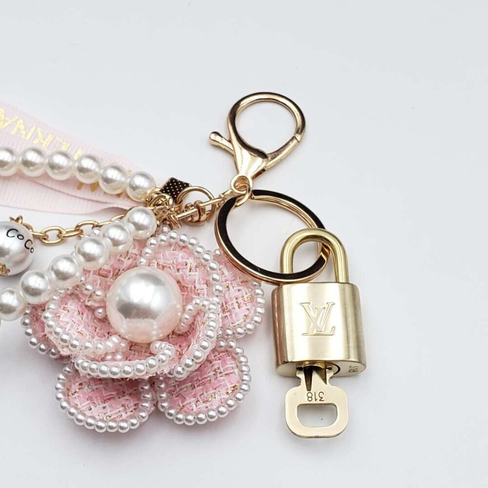 LV Gold Padlock Authentic 🔑 Luxury Bag Charm w/ Unbranded Flower Keychain - Picture 5 of 6